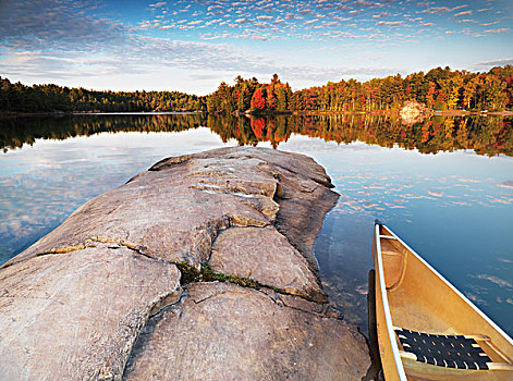 独木舟,岩石,岸边,乔治湖,漂亮,日落,秋天,自然风光,基拉尼省立公园,安大略省,加拿大