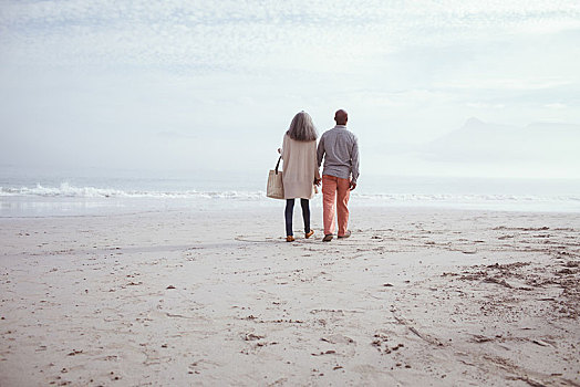 情侣,握手,走,海滩