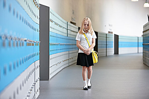 不开心,女生,走,一个,学校,走廊