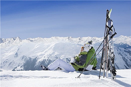 坐,夫妇,雪中,山顶,滑雪