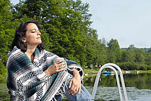 女人,包着,毯子,坐,湖岸,新,米尔福德峡湾,宾夕法尼亚,美国