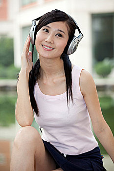 带耳机的年轻女人
