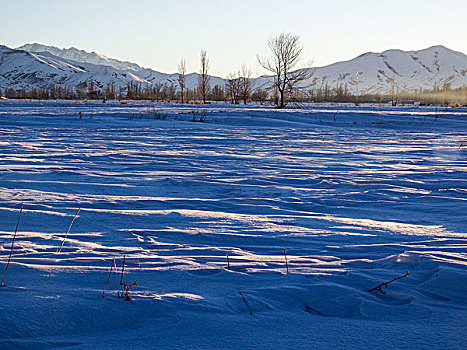 村庄冬季雪景日落