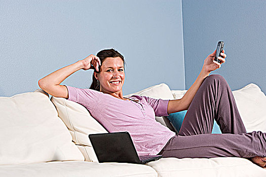 现代,女人,放松,沙发,电话,笔记本电脑