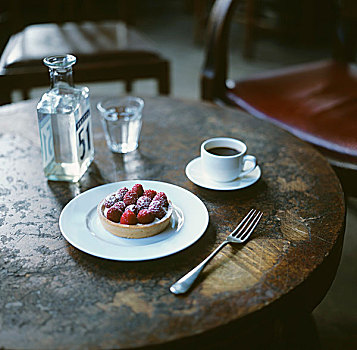 树莓馅饼,一杯咖啡,水杯