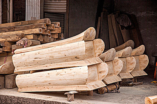 四川安岳县石羊镇正在制作销售的木棺