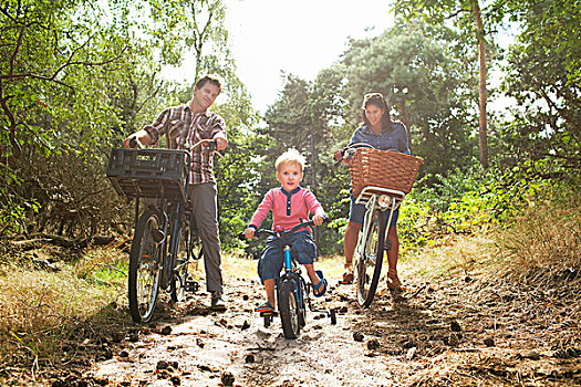 家庭,骑自行车,树林