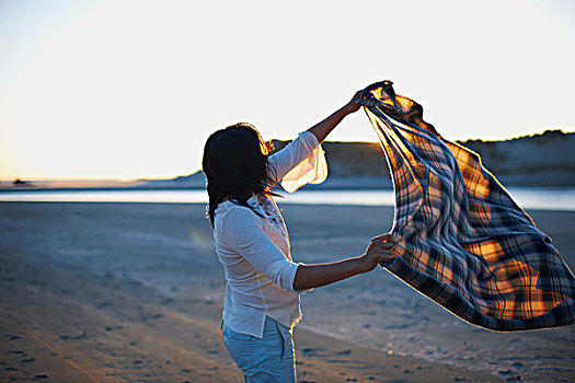 女人,抖动,毯子,海滩,日落,佳能海滩,加利福尼亚,美国