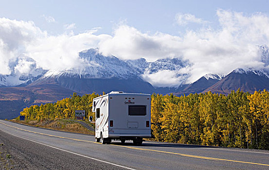 旅行房车,驾驶,阿拉斯加,公路,深秋,叶子,秋天,彩色,山峦,后面,克卢恩,国家,公园,自然保护区,育空地区,加拿大