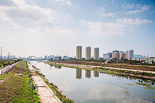 城市郊区的河流景色