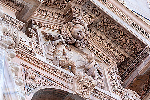 意大利米兰大教堂外观雕刻