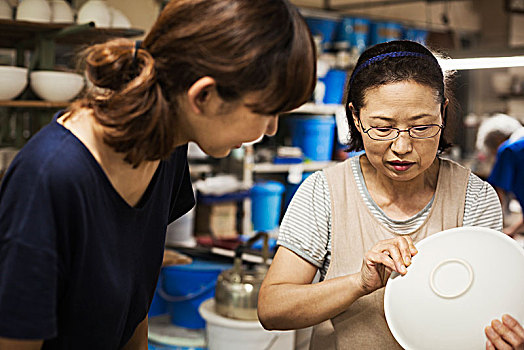 两个女人,站立,日本人,瓷器,工作间,检查,白色,碗