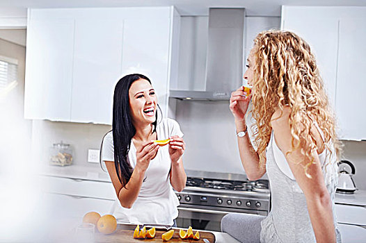 两个,美女,朋友,吃饭,早餐,橘子,厨房操作台