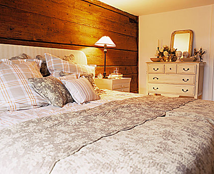 双人床,正面,木墙
