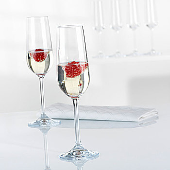 香槟,树莓,玻璃杯