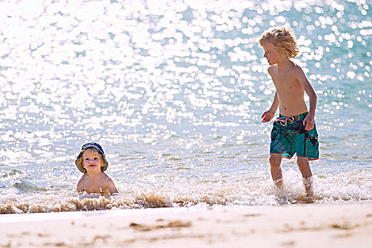 孩子,玩,波浪,海滩