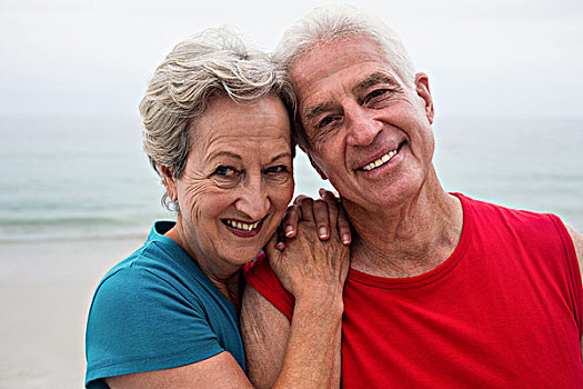 高兴,老年,夫妻,搂抱,相互,海滩,晴天