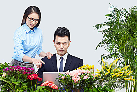 他在干什么用英语怎么说
