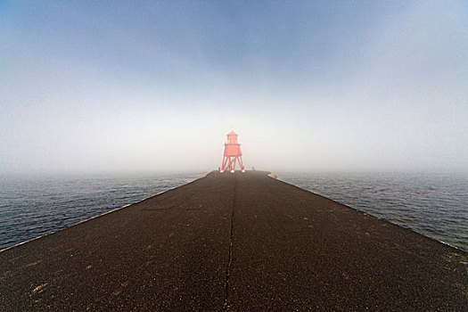 红色,灯塔,结束,水泥,码头,向外看,雾,上方,海洋,南,泰恩-威尔,英格兰
