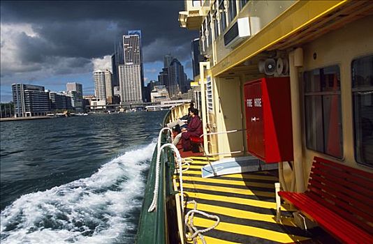 澳大利亚,新南威尔士,悉尼,乘客,渡船,穿过,悉尼港,石头,客船,高层建筑,写字楼,市区,后面