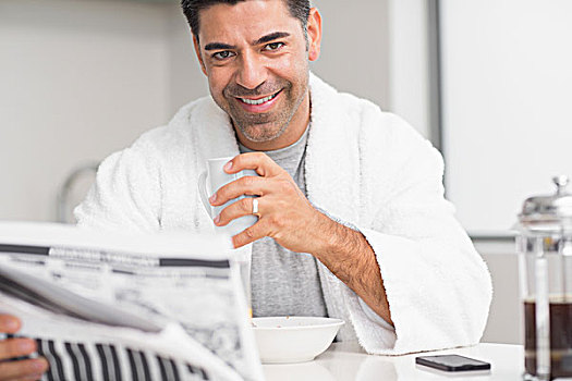 微笑,休闲,男人,咖啡杯,读报,厨房