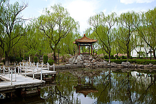 中國古典園林湖泊中的石板橋和涼亭