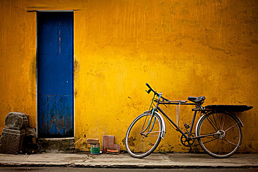 老,自行车,倚靠,黄色,墙壁,蓝色,门,会安,越南