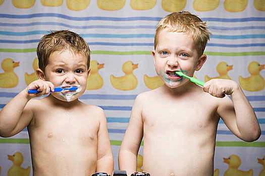 两个男孩,刷牙,浴室水池