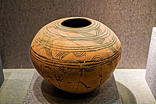 古代彩陶瓮