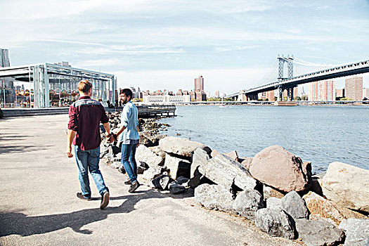 后视图,男性,情侣,漫步,河边,曼哈顿大桥,纽约,美国