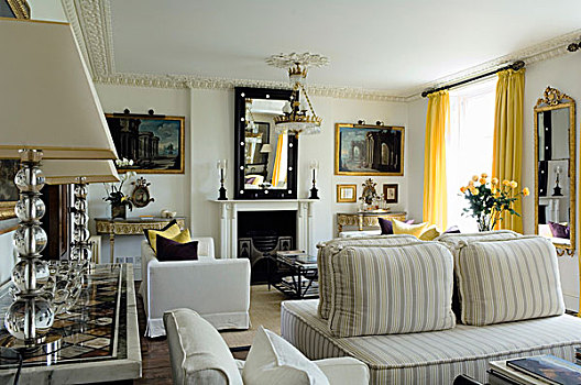 传统,客厅,亮光,软垫,家具,正面,壁炉,亮黄色,帘,窗户