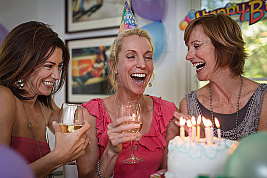 三个,成熟女性,生日派对,笑