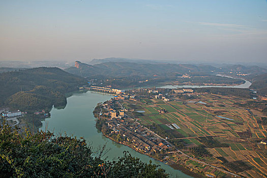 山,丹霞,河流,蓝天,黄昏,大气,田野,水电站,村庄,驴友,旅行,地质公园,丹霞地貌,绿色,灌木,树,草,水潭,素材,平面设计