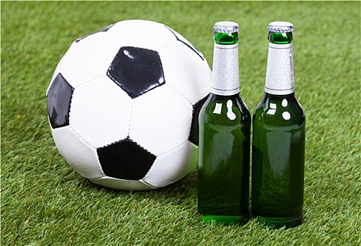 足球,啤酒瓶,青草