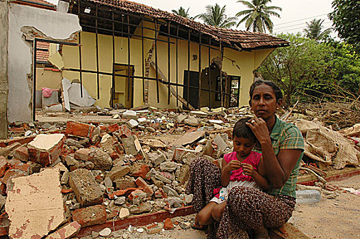 女人,孩子,坐,正面,损坏,家,乡村,靠近,希卡杜瓦,城镇,南方,斯里兰卡