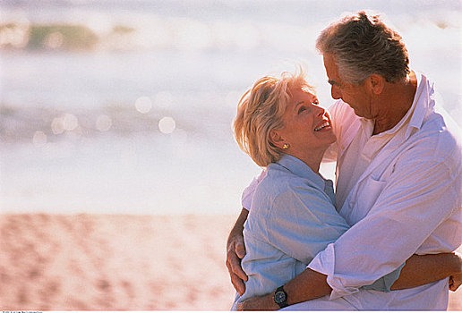 夫妻,搂抱,海滩