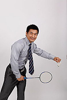 一个打羽毛球的商务男士