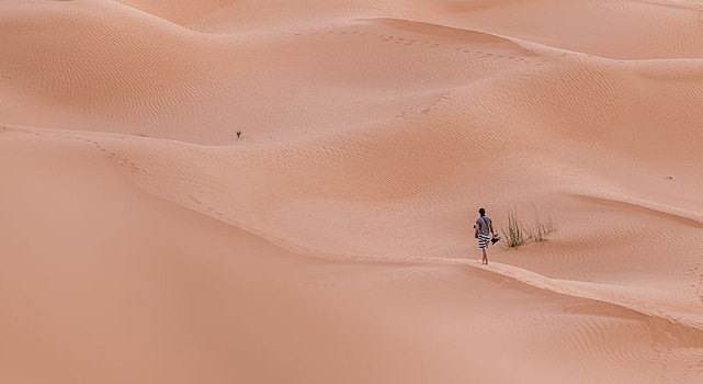 撒哈拉沙漠中独行
