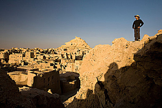 锡瓦绿洲,城镇,利比亚沙漠,埃及,一个,男人,站立,要塞