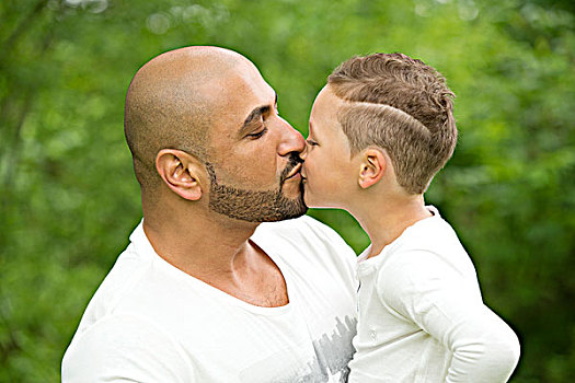 父亲,儿子,吻