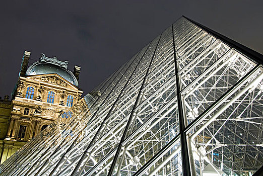 玻璃金字塔,卢浮宫,黄昏