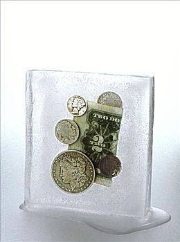 特写,2美元,硬币,融化,冰块