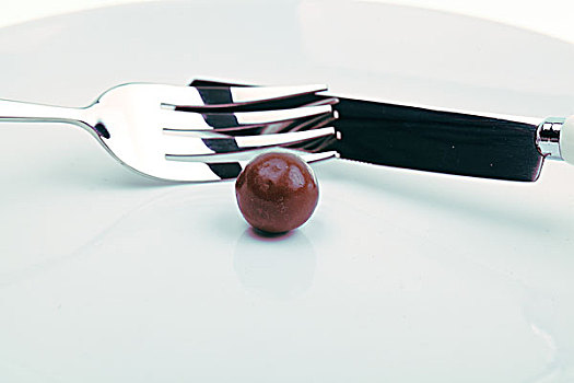 银色刀叉切开圆形棕色巧克力