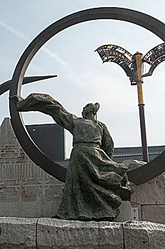 西安大雁塔南广场建造的雕塑群唐代诗人李白