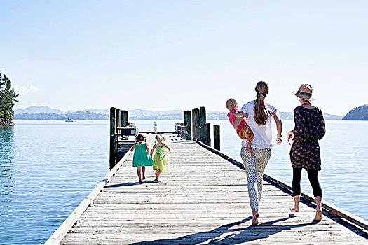 两个,中年,女人,女儿,漫步,码头,新西兰