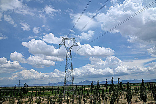 内蒙古自治区锡林浩特蓝天白云下的高压电塔