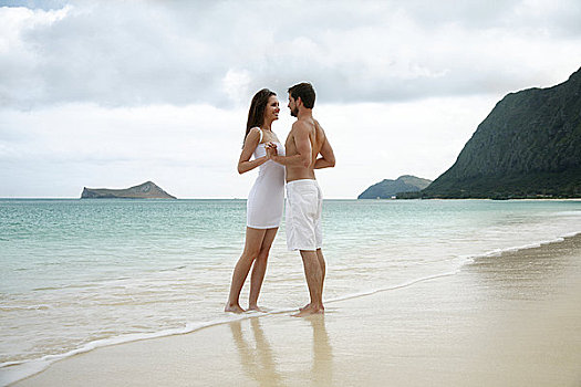 夏威夷,瓦胡岛,年轻,幸福伴侣,搂抱,海滩