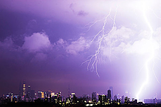 闪电出现在上海夜空