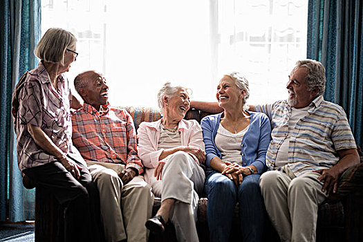 微笑,老人,朋友,交谈,坐,沙发,窗户,养老院