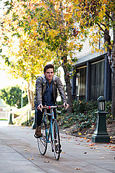 男青年,骑自行车,人行道
